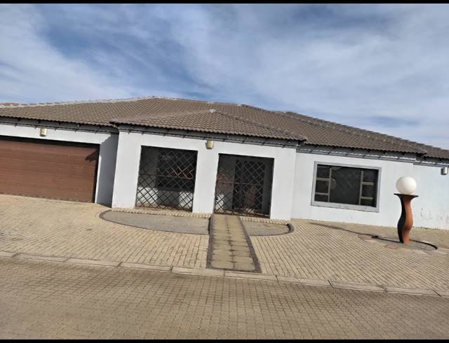 5 BEDROOM FREESTANDING FOR SALE IN FLAMWOOD